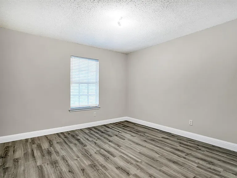8105 Flowertree Dr — Photo 6