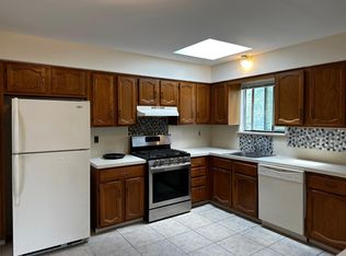 557B Plainview Rd, Plainview, NY 11803