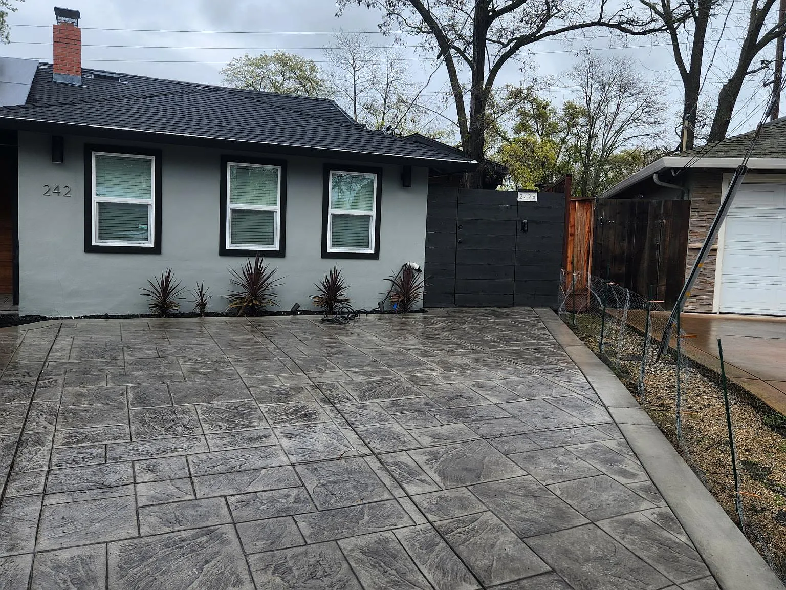 242 Elaine Dr — Photo 3