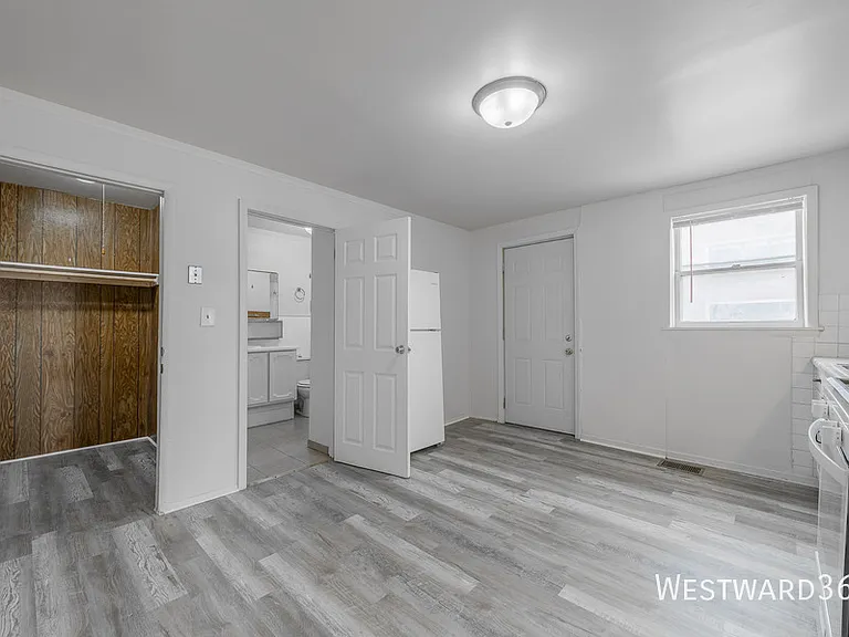 4901 Magoun Ave #1R — Photo 3