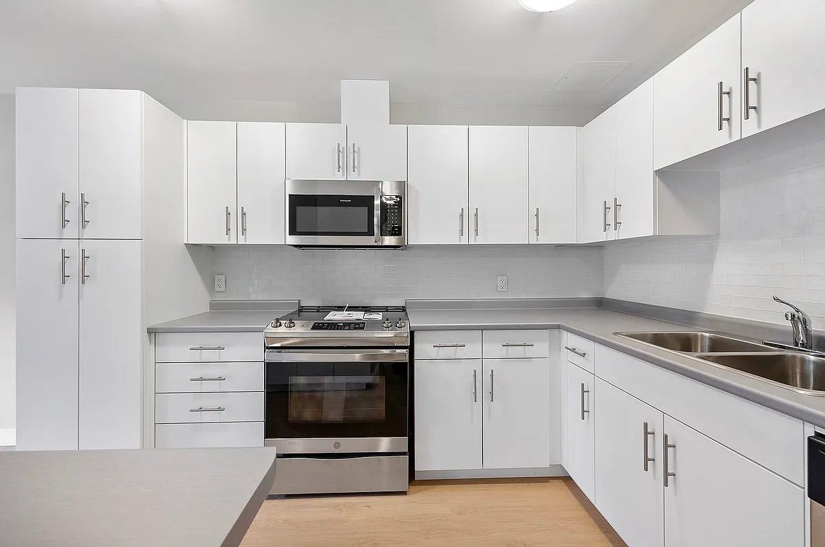 396 Queens Avenue — Photo 4