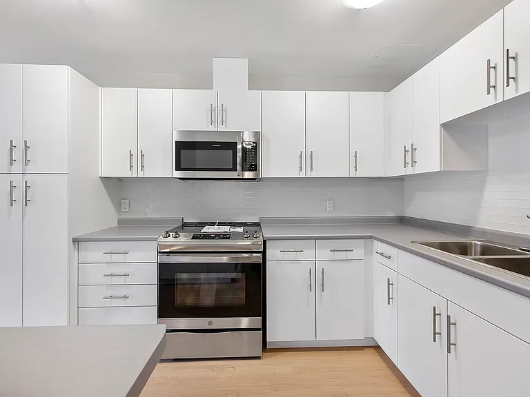 396 Queens Ave — Photo 4