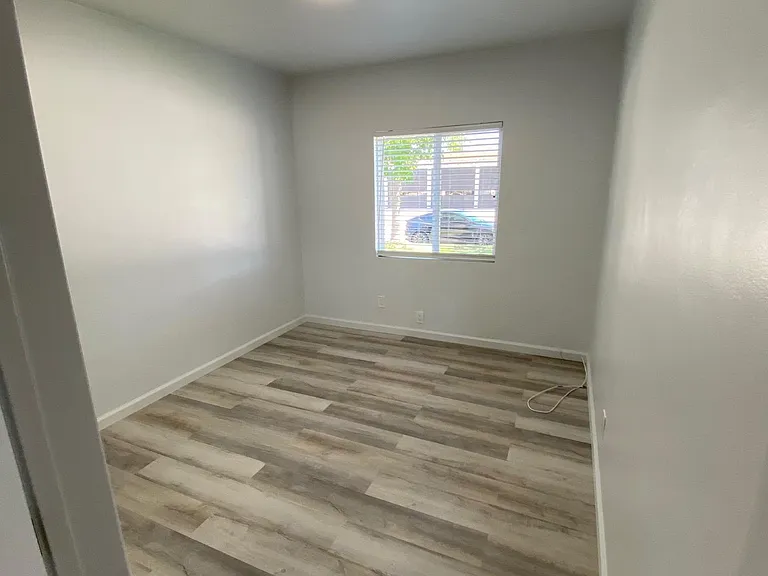 2427 E Villa St — Photo 7