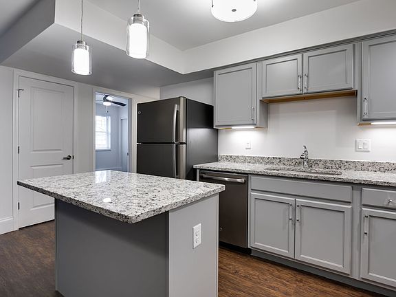 4th image of 631 Broadmoor Dr #B