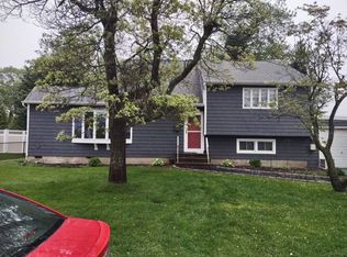 554 S 8th St, Lindenhurst, NY 11757