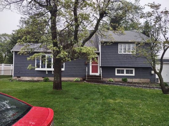 554 S 8th St, Lindenhurst, NY 11757