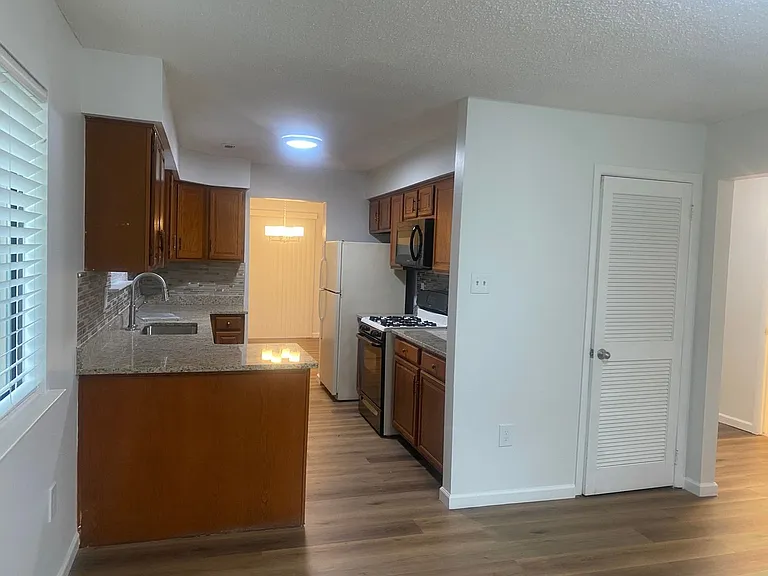 138 Hampshire Dr — Photo 10