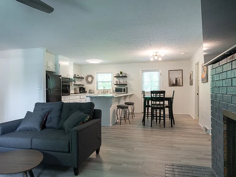 320 Broken Saddle Ln — Photo 7