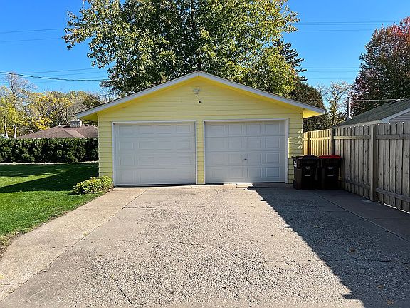 3rd image of 1939 Forest St