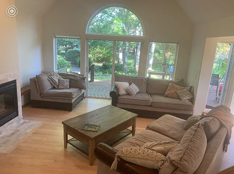 4 bed, 2.5 bath, 2200 sqft, $3,300 — Photo 2