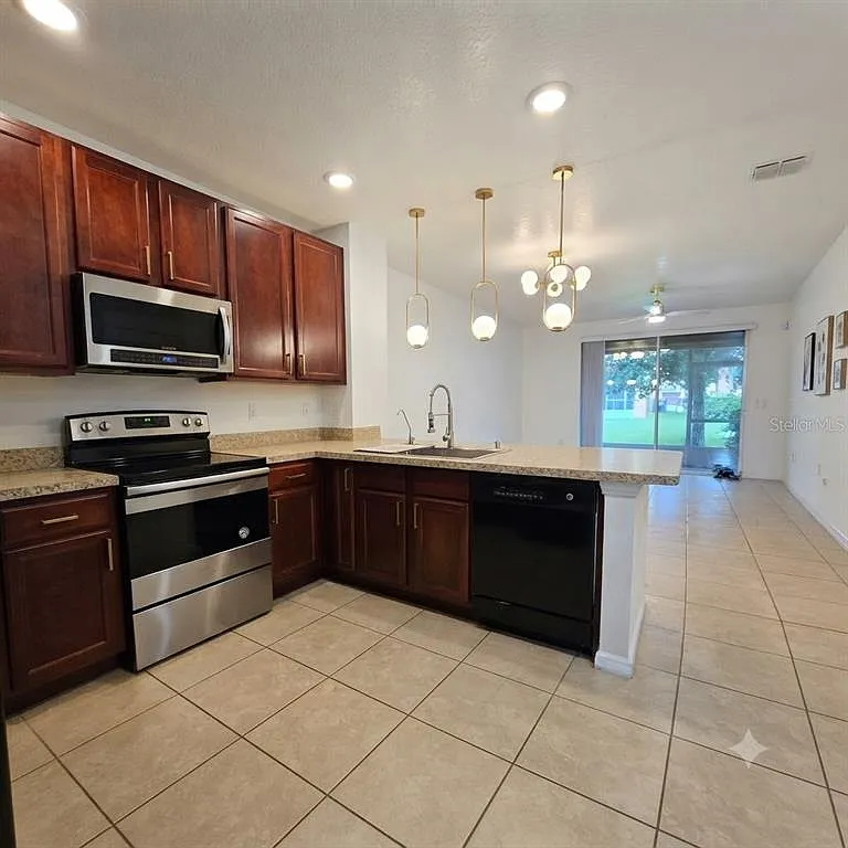 3 bed, 2.5 bath, 1539 sqft, $1,995 — Photo 2