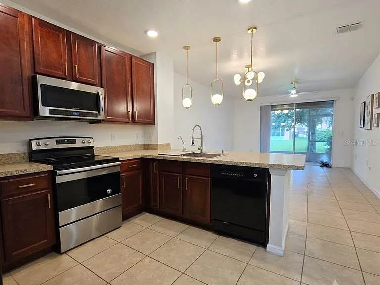 1561 Chelsea Dr — Photo 2