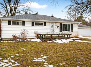 620 Fieldcrest Dr, Neenah, WI 54956