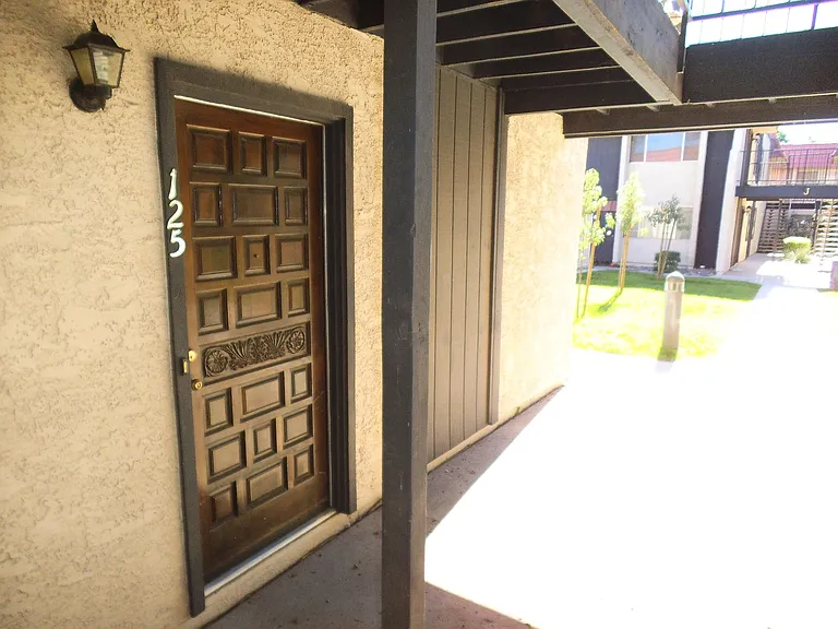 700 W University Dr — Photo 2