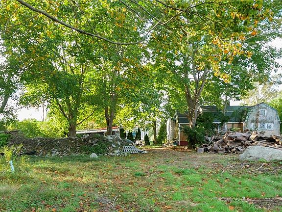 2nd image of 557 Bristol Ferry Rd
