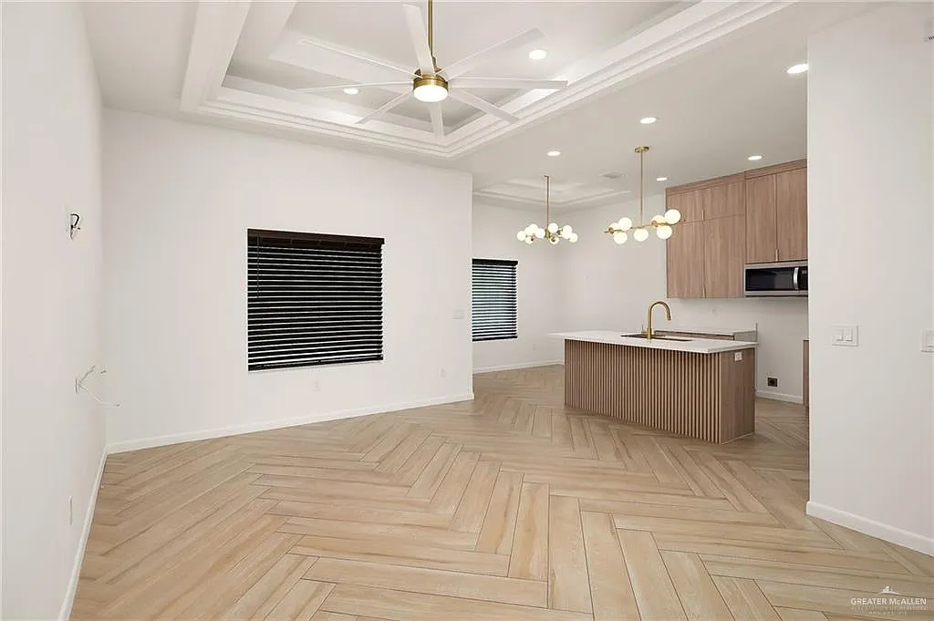 3 bed, 2.0 bath, 1419 sqft, $2,300 — Photo 3