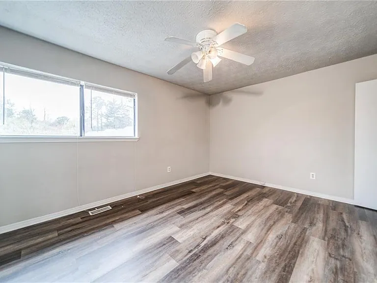 37 Country Place Ct — Photo 16