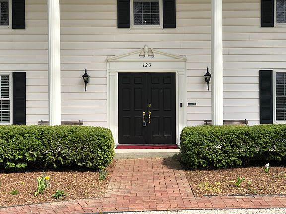 3rd image of 423 Woodland West Dr