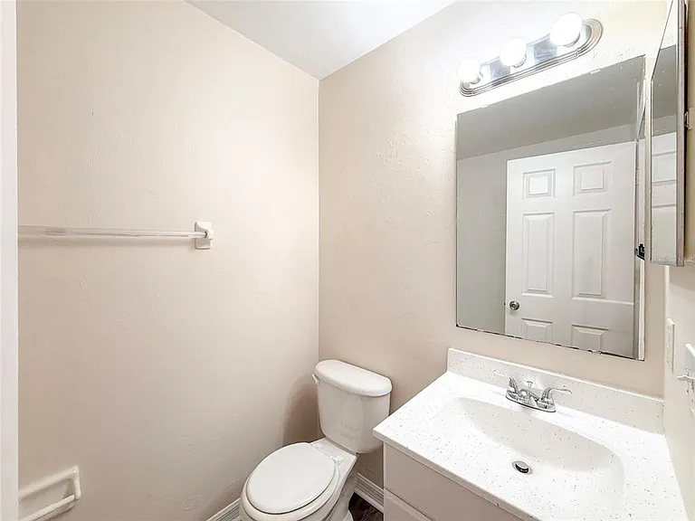 4003 SW 27th St #13 — Photo 17