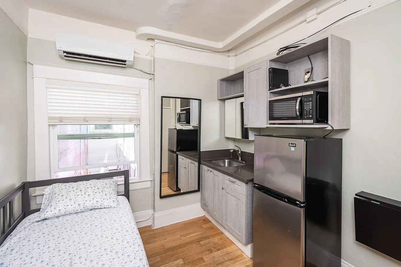 Studio, 100 sqft, $1,195 — Photo 1