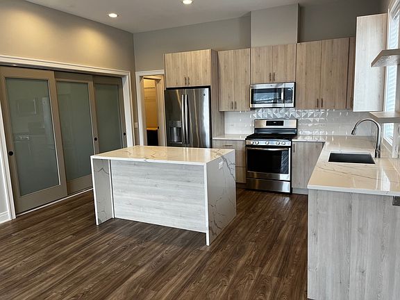 2nd image of 1401 W Cossitt Ave #3E