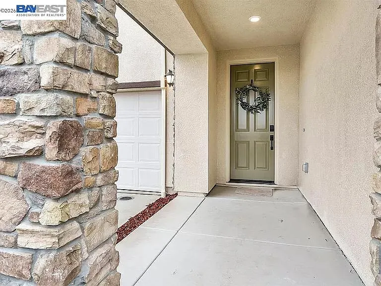 5 bed, 2817 sqft, $3,400 — Photo 2