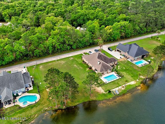 5th image of 122 Emerald Lake Dr