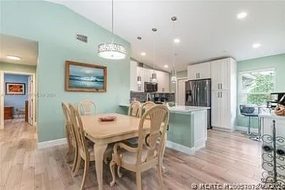 3 bed, 2.0 bath, 1249 sqft, $1,720 — Photo 3