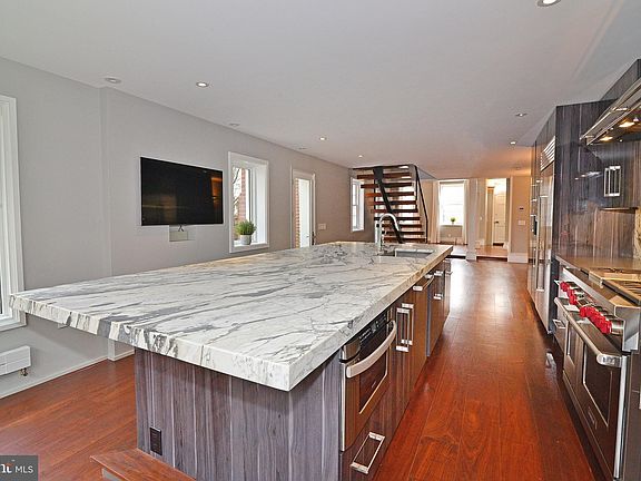 4th image of 210 N Fairfax St