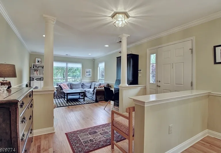 14 Mayflower Dr — Photo 2