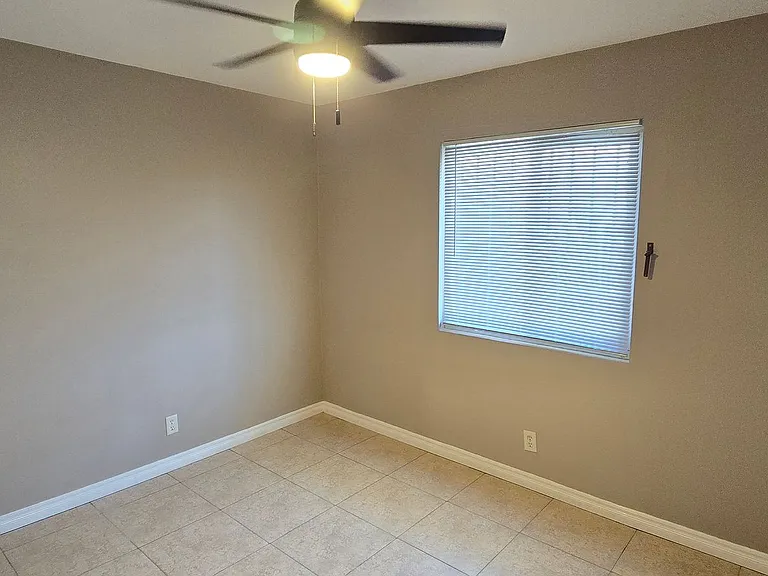 405 S Kroeger St — Photo 39
