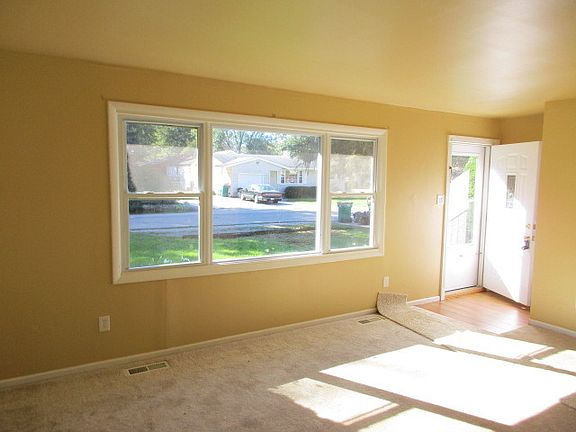 3rd image of 4818 Willow Ln