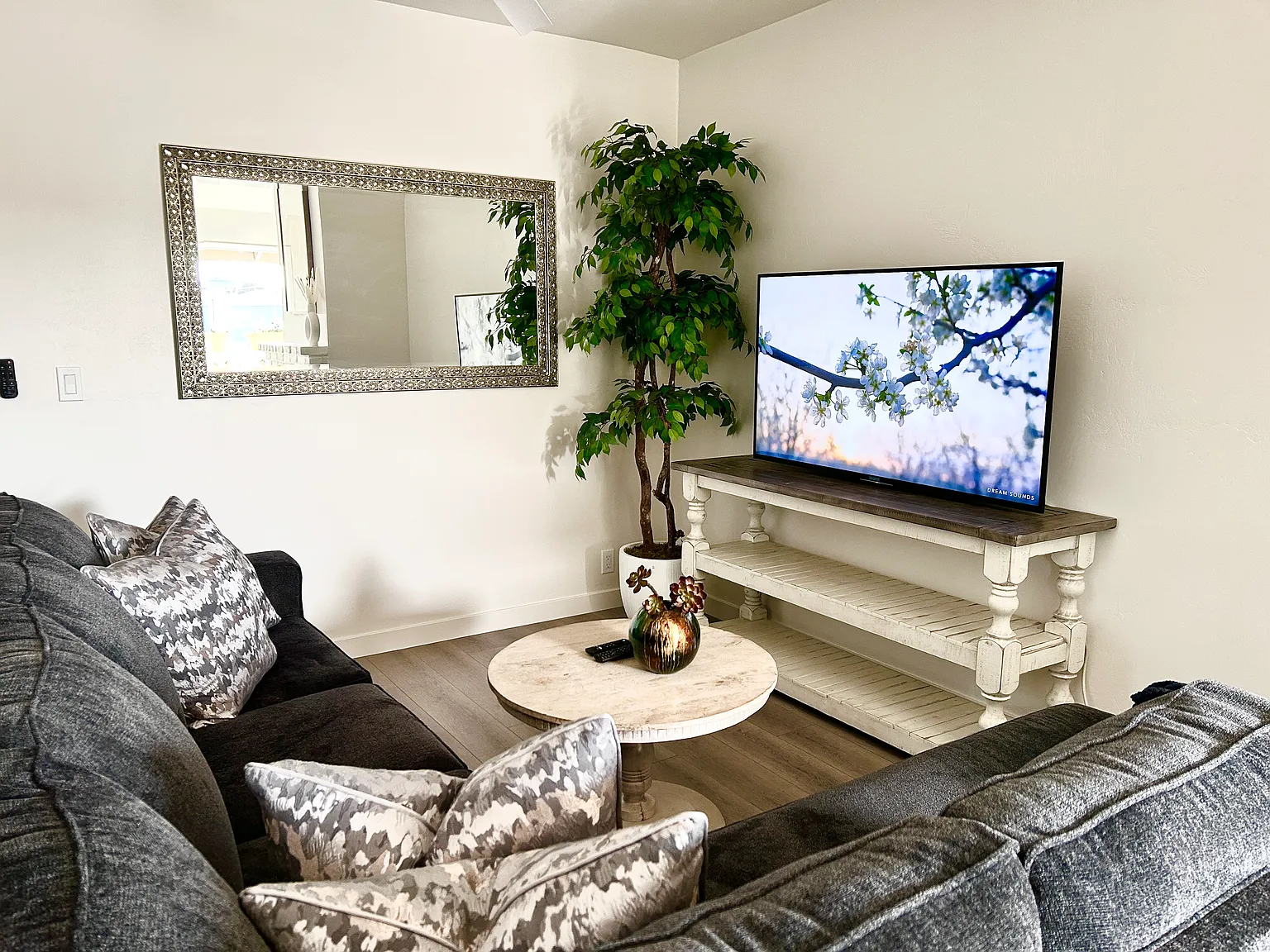 2 bed, 950 sqft, $4,500 — Photo 2