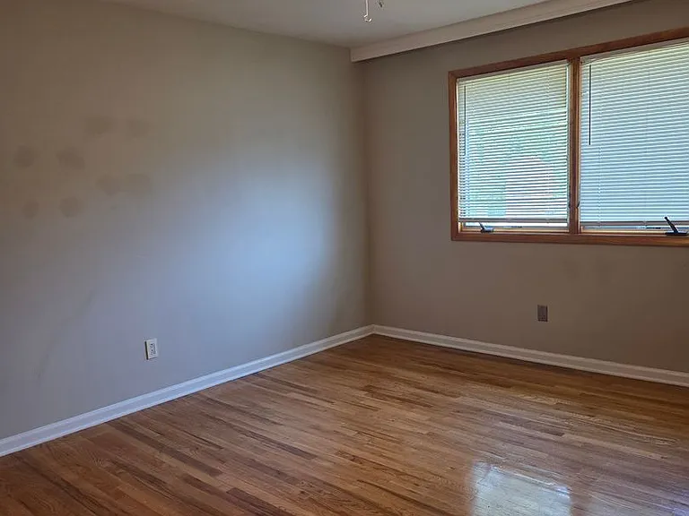 812 Leeds Ln — Photo 25
