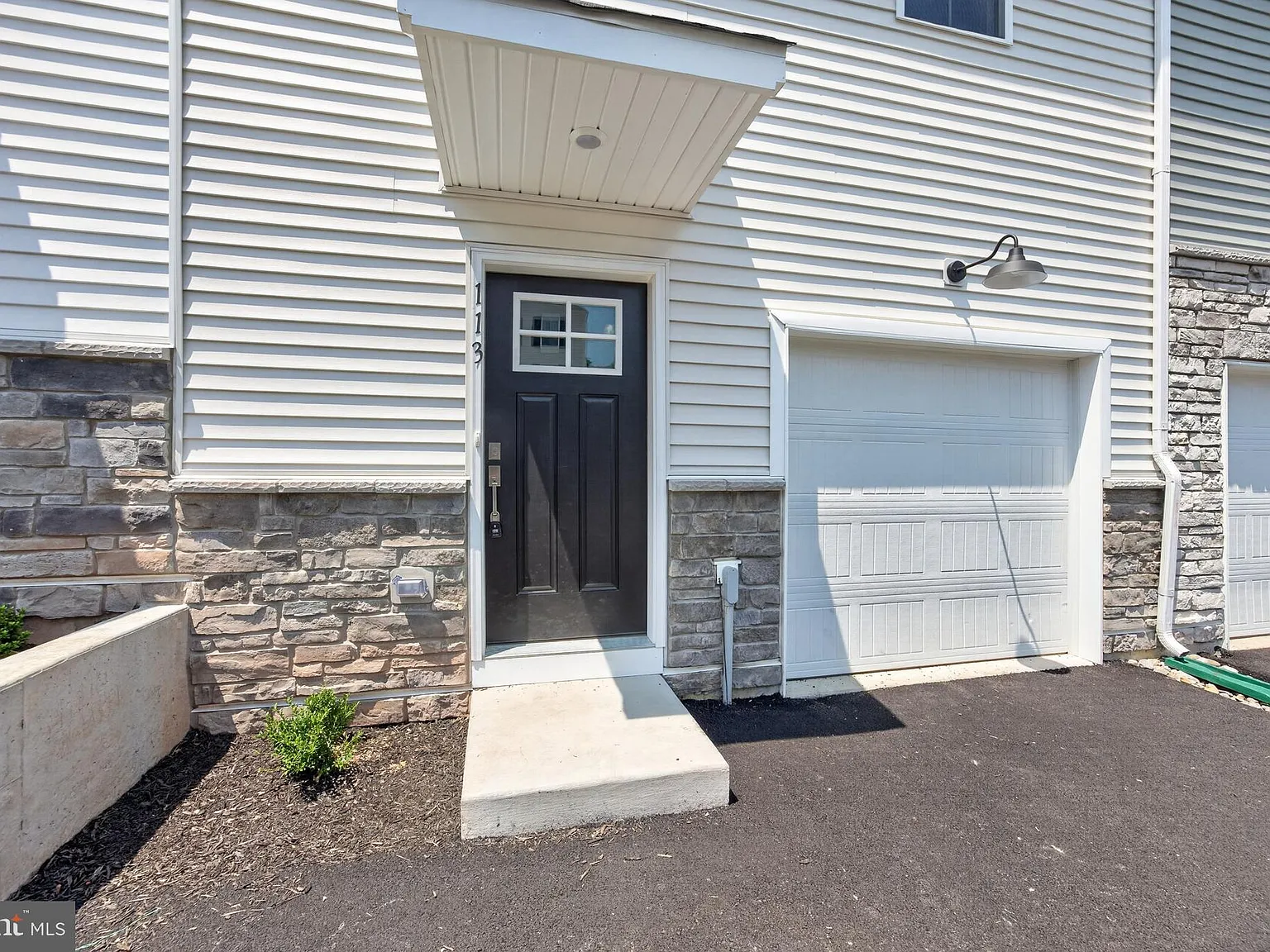 3 bed, 2.5 bath, 2084 sqft, $2,900 — Photo 3