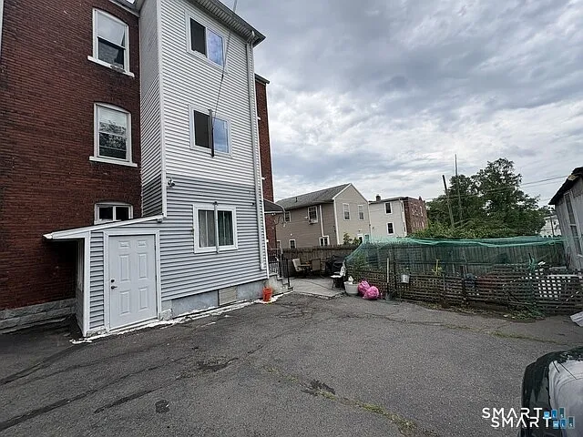3 bed, 1.0 bath, 1232 sqft, $2,000 — Photo 2