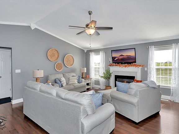 4th image of 742 Meadowbrook Ln