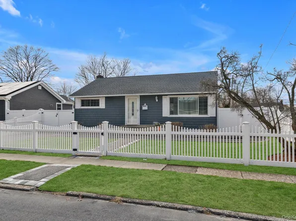 15 Silverpine Drive, Amityville, NY 11701