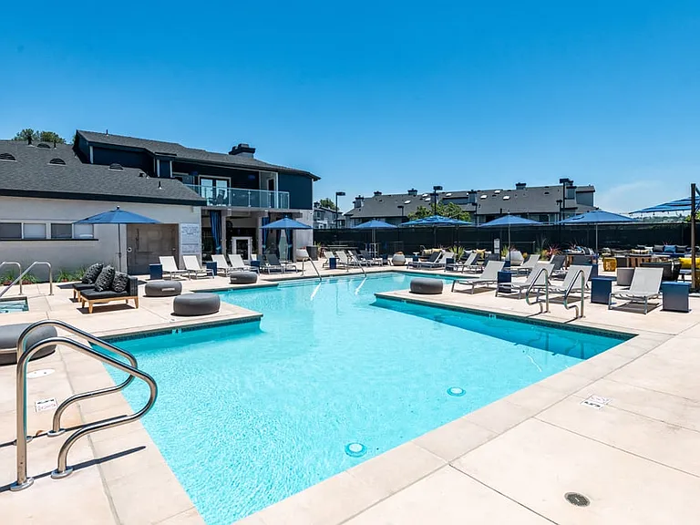 Aliso Creek Apartments — Photo 12