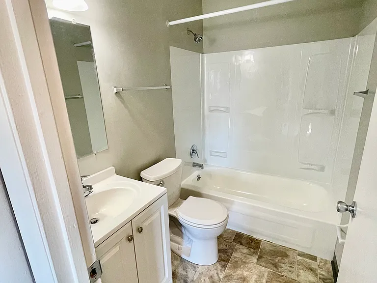 Anderson Square Apartments — Photo 12