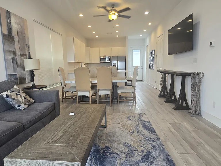 305 S Clubbs St #305 — Photo 1