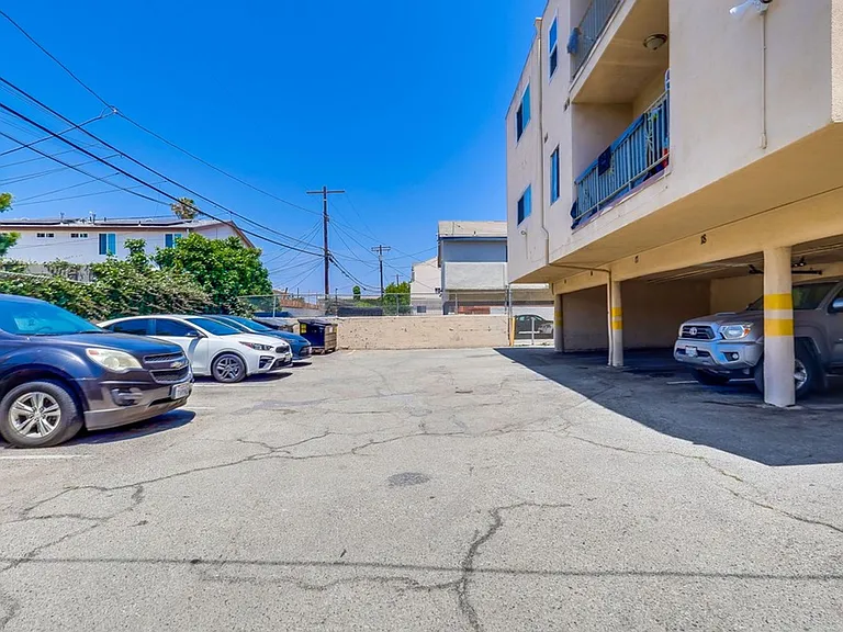 Hyde Park Living Steps to Transit, Parks & Crenshaw! — Photo 6