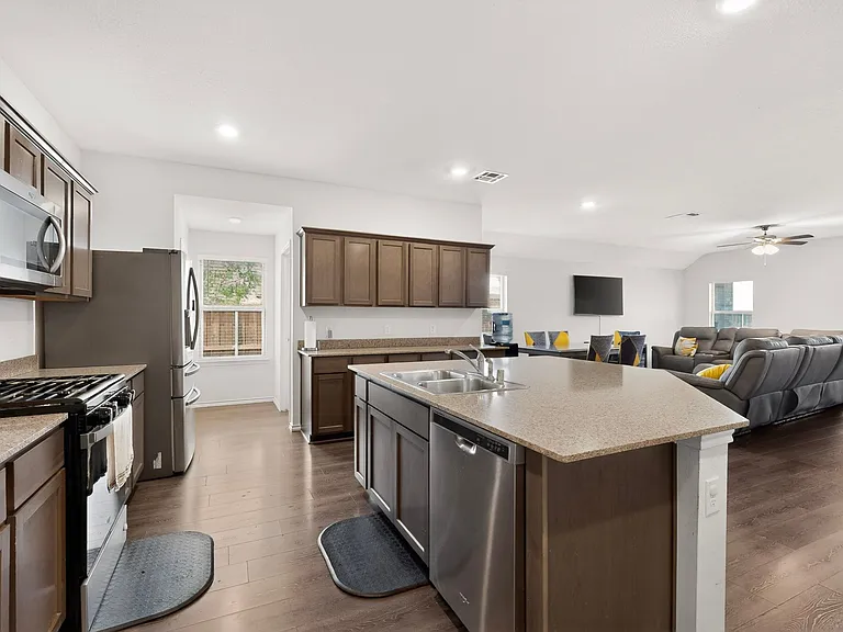 1114 Emerald Gate Dr — Photo 12