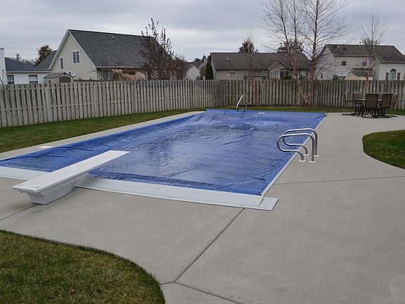 Electric pool safety cover