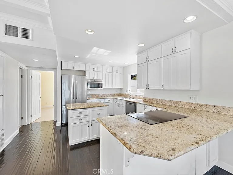 882 Acapulco St — Photo 9