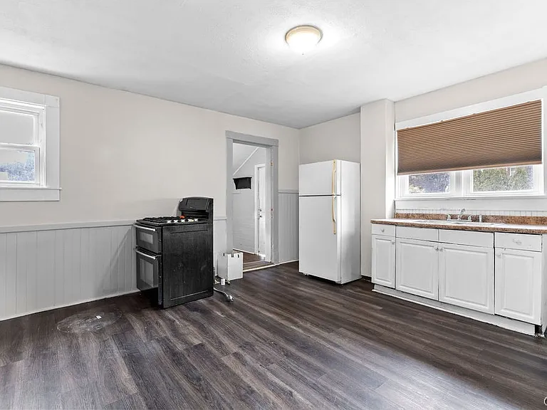 109 Center St — Photo 13