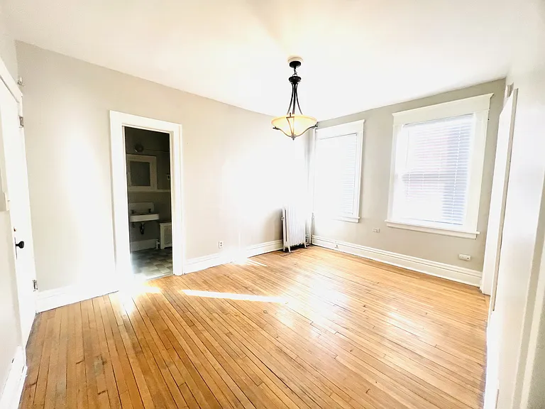 33 Avon St S — Photo 11