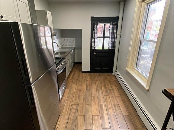 5th image of 948 W Maple St