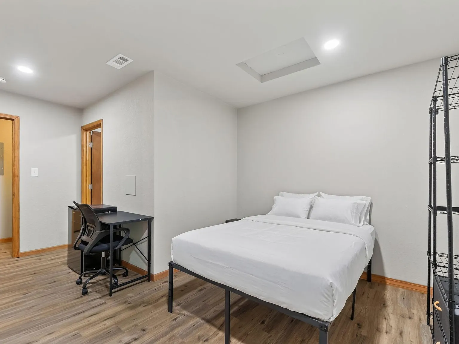 4 bed, 4.0 bath, 2000 sqft, $1,109 — Photo 1