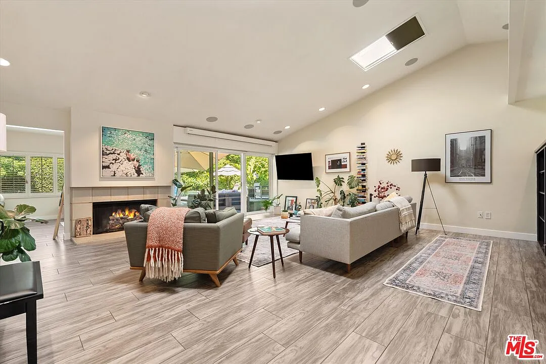 4 bed, 4.0 bath, 2850 sqft, $9,499 — Photo 2